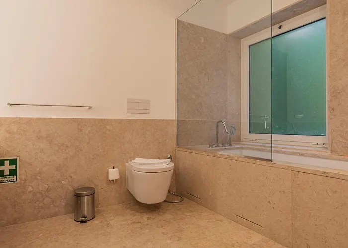 Upscale & Modern 2bdr *